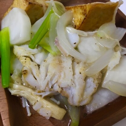 蕪と蕪の葉と玉ねぎで作ってみました(^_^)鱈が小さかったので、かさを増やすために生揚げもin。あっさりした味付けでご飯が進みました♬